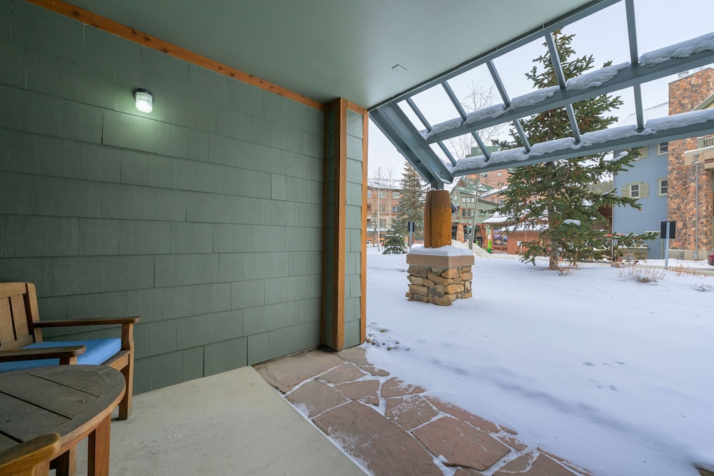 Premium Unit 1100 - One Bedroom - Zephyr Mountain Lodge 1 Condo