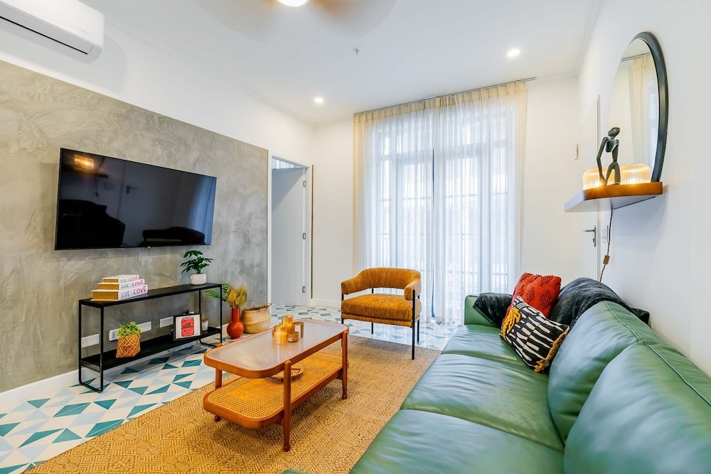 w Charming 1BR in Santa Ana s Best Area