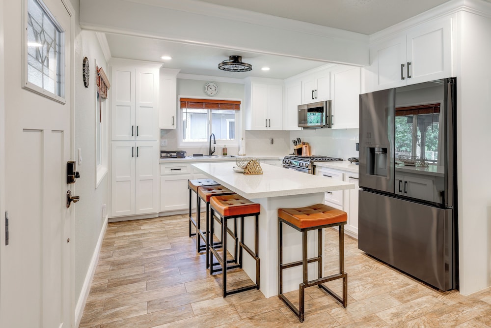 Near Slopes & Shores: Pet-friendly Sugarloaf Gem