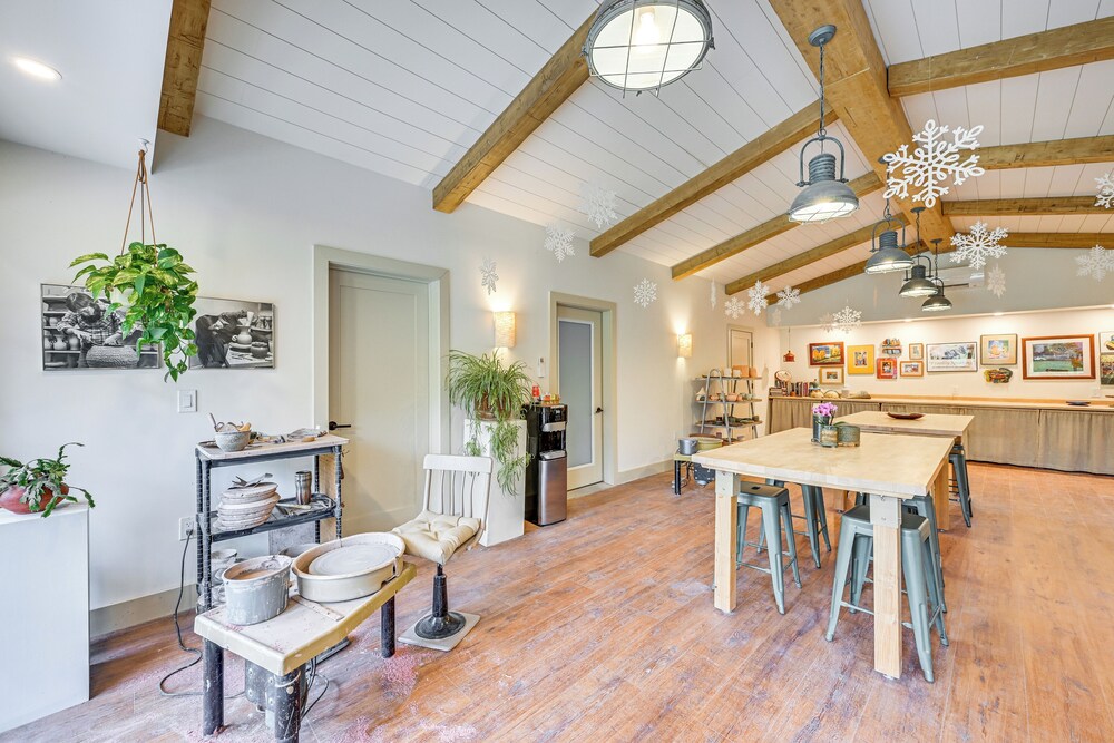 8 Mi to Lake Michigan: Creative Retreat w/ Deck!