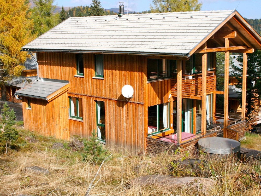 Lavish Chalet With Outdoor hot tub