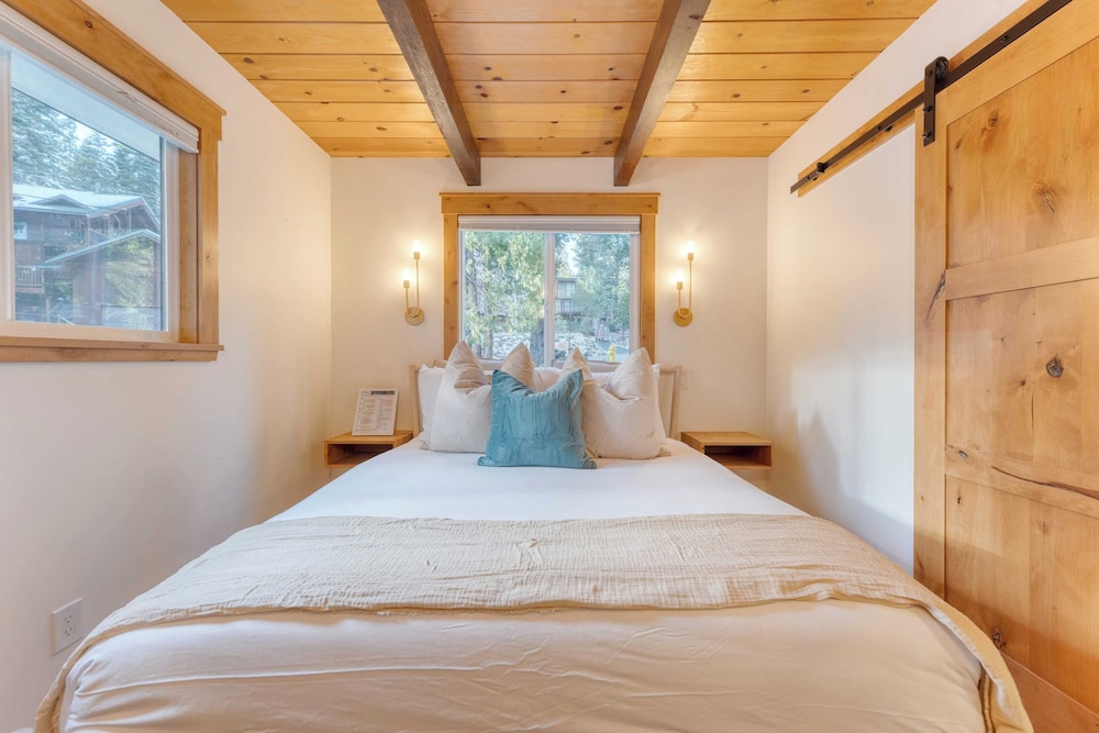 Cozy Modern Cabin w/ Sauna & Fireplace 5 Mins to Lake Peaceful Tahoe Retreat by Avantstay