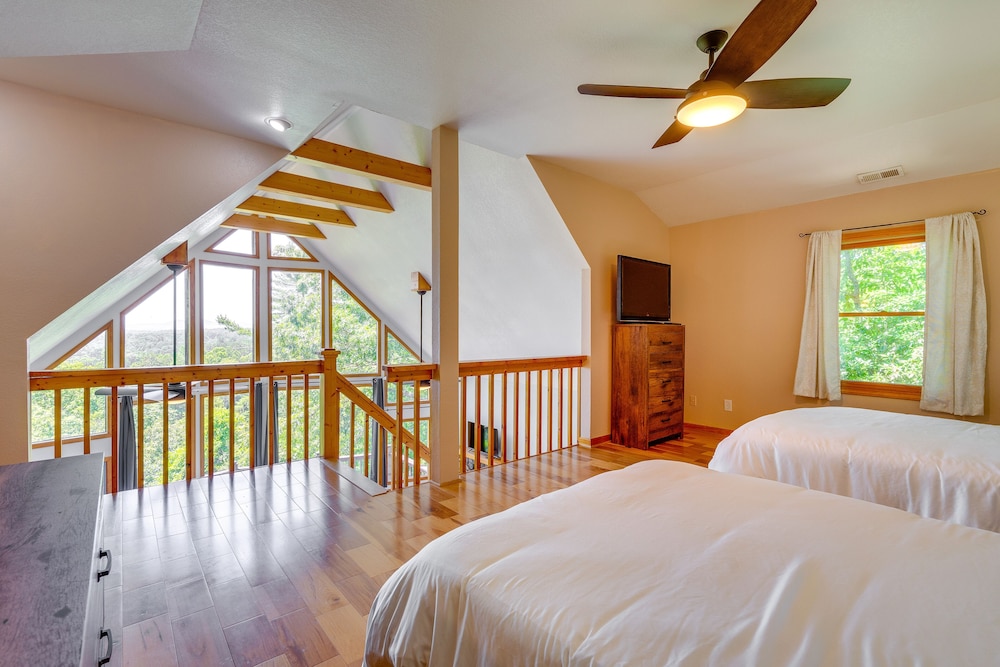 Cozy Murphy Cabin Retreat: Hot Tub & Mtn Views! view 3