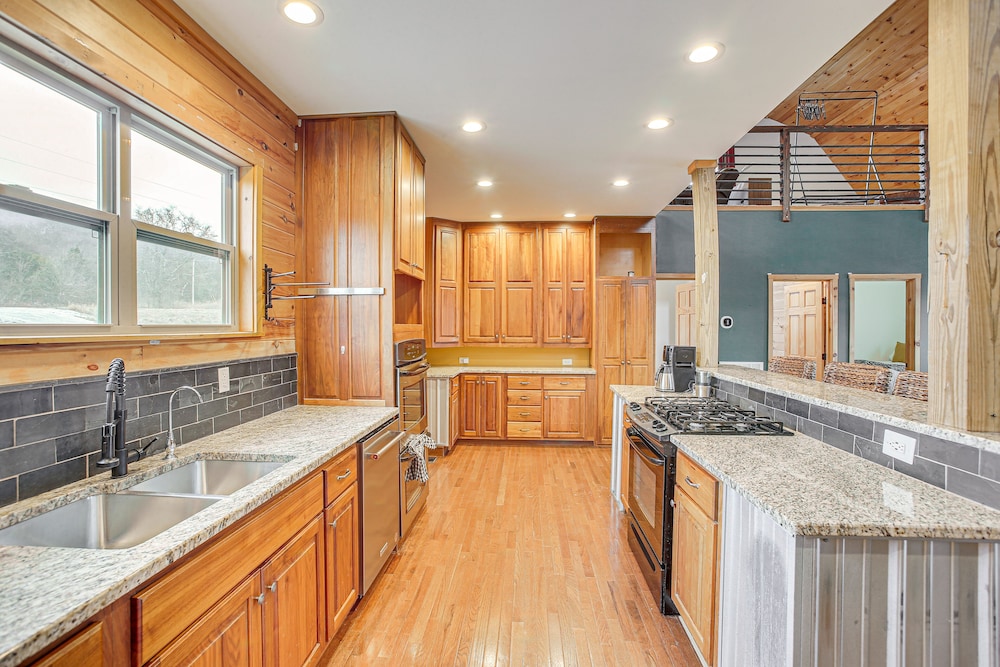 Bethpage Home w/ Private Hot Tub Game Room! - Property Image 7