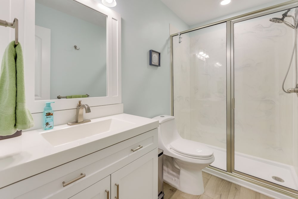 5 Mi to Dtwn Beaufort: Home w/ Screened-in Patio