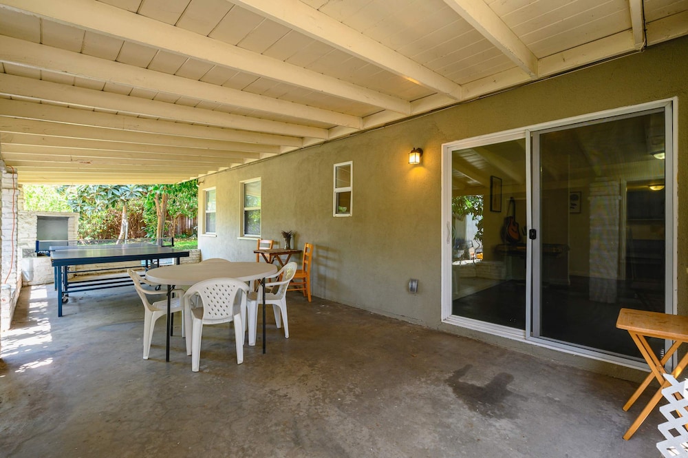 Spacious Retreat w Large Kitchen Outdoor Patio