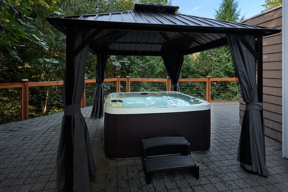 Cascadia Family Mansion Hot Tub Game Room Gym