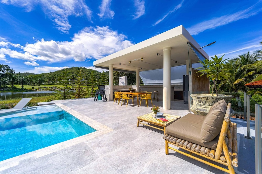 Ultra-Modern 6-Bedroom in GolfCourse PH6