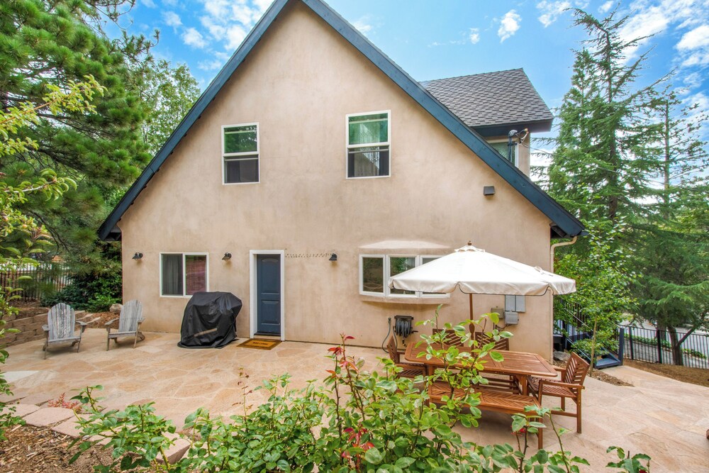 Walk to Lake Arrowhead: Peaceful Mountain Retreat!
