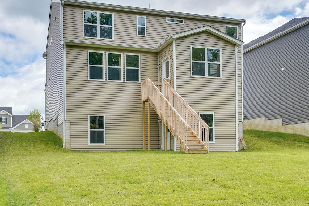 Private Backyard! Spacious Home 25 Mi to Columbus