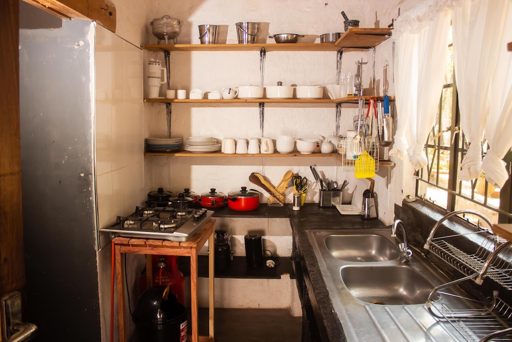 3 Bedroom House Sleeps 6, Mini Bar, Free Parking view 5