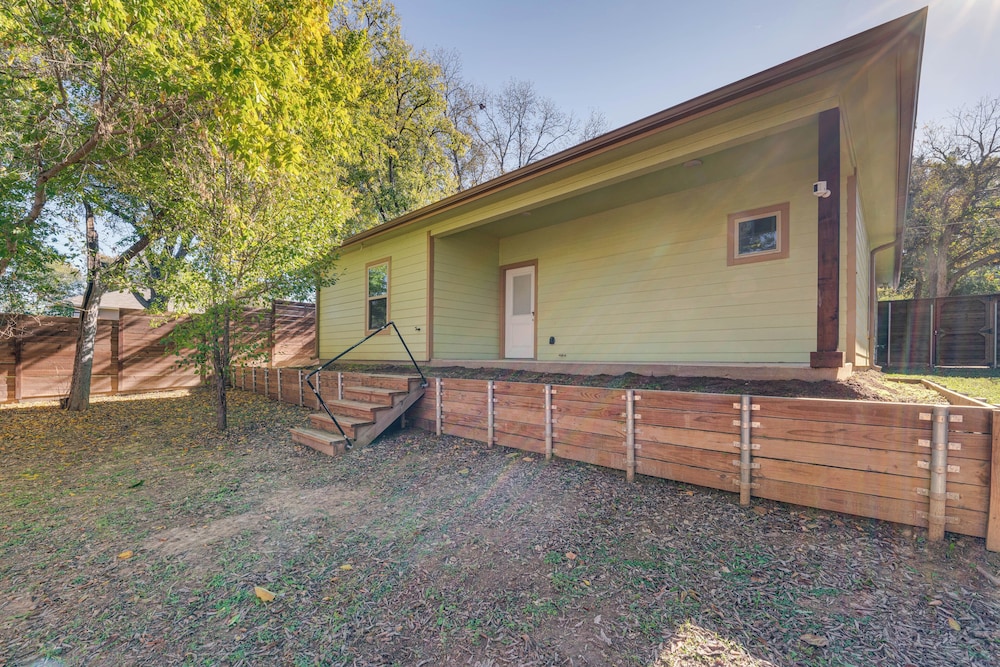 10 Mi to Dtwn Dallas: Chic Home w/ Yard!