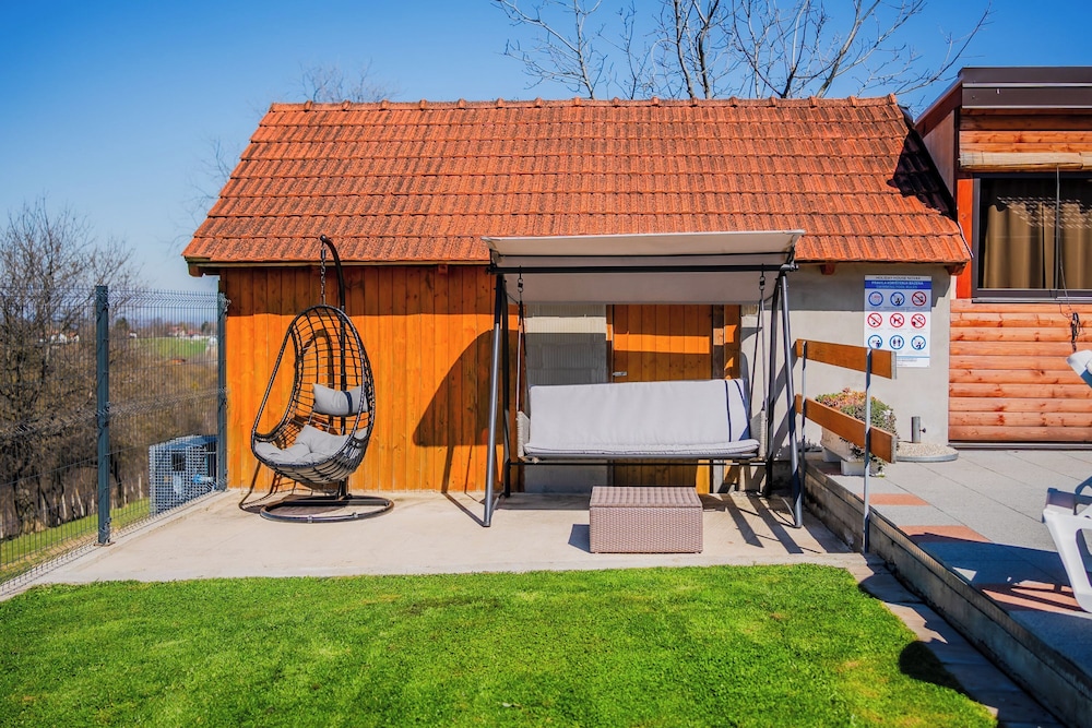 Timber Cottage With Pool