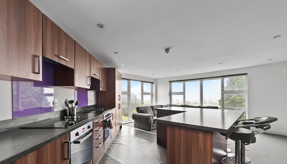8 Bed Apartment @ Derriford Stays by Pureserviced