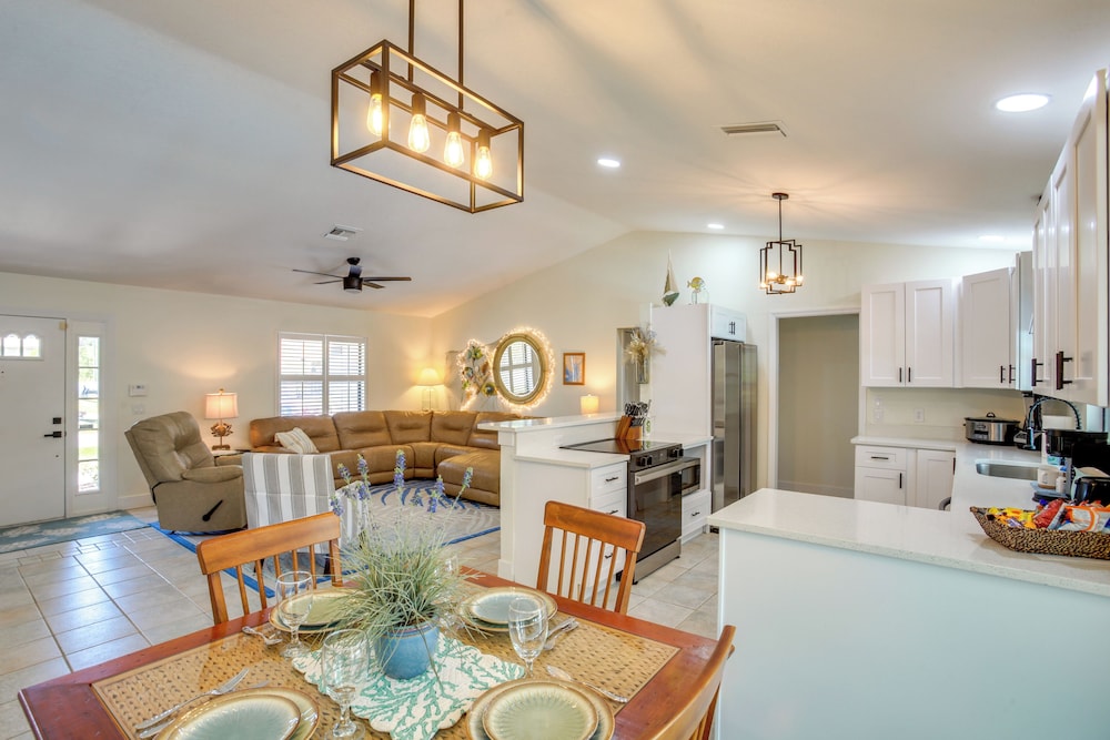 10 Mi to Beaches: Port Charlotte Paradise