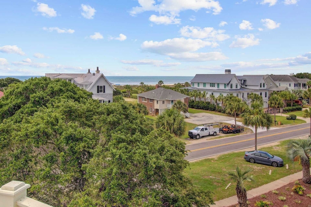 Private Pool, Putting Green & Steps to Isle of Palms Beach Paradise on Palm