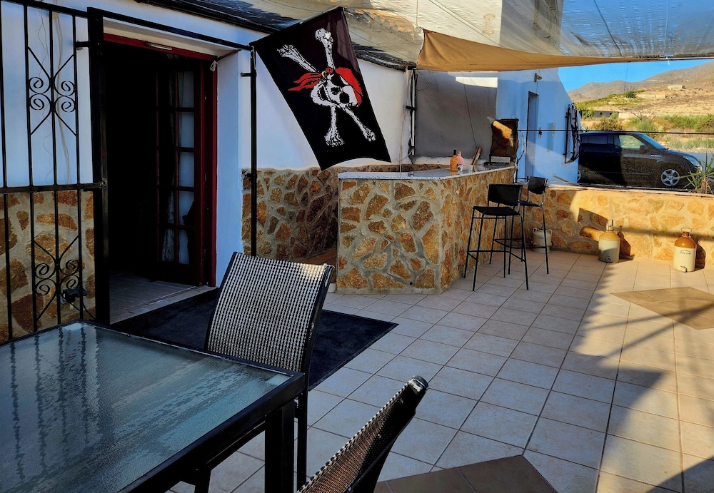 Casita-5guests-pool-patio-bbq-parking-fireplace
