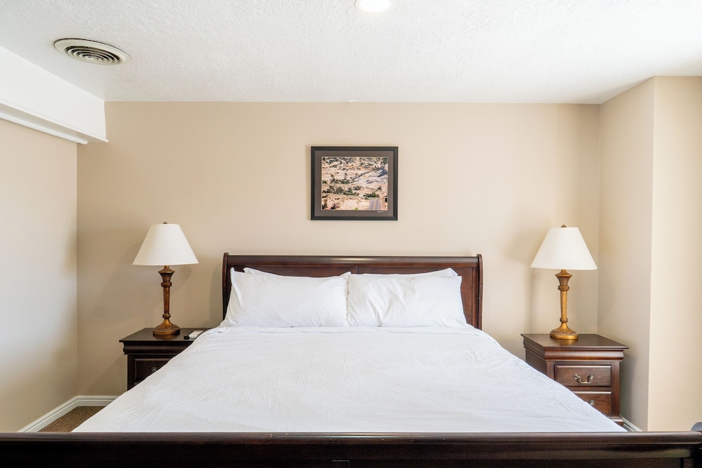 Road Creek Inn