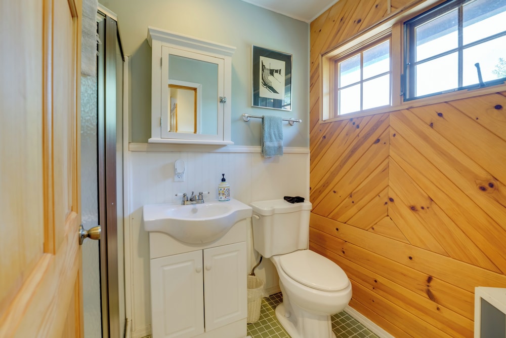 1 Mi to Public Beach: Port Austin Cabin w/ Hot Tub