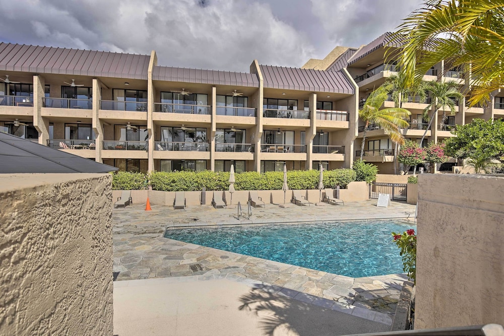 Downtown Kona Condo w/ Pool Access: Walk to Beach! view 4