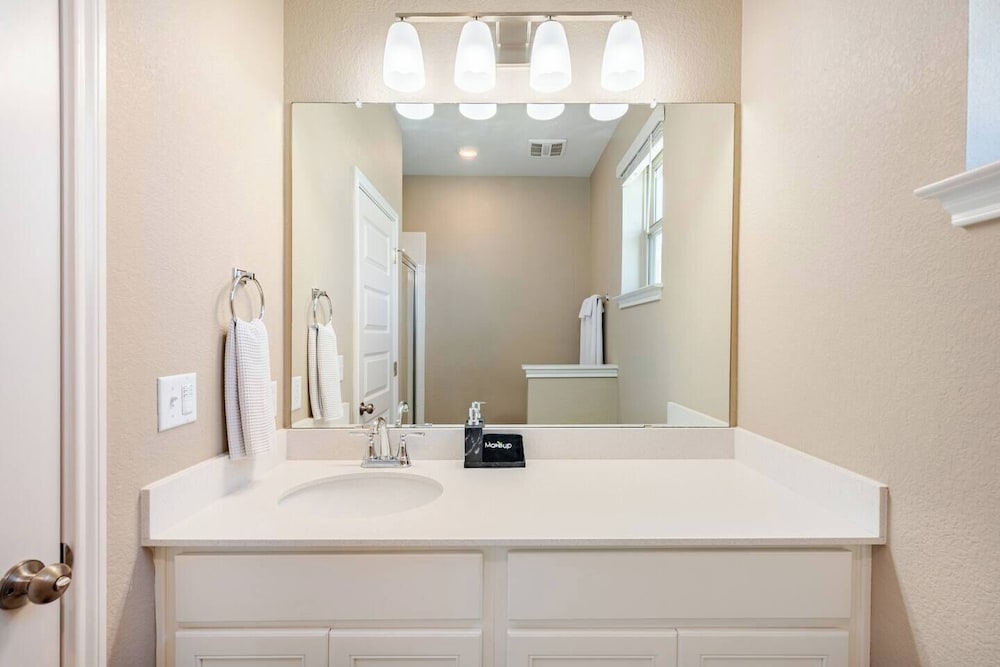 Luxury 2S Condo Hot Tub Gym Pool Airport
