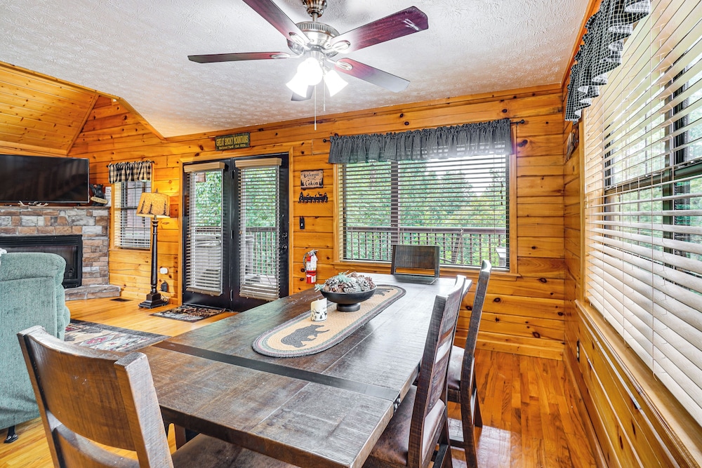Hot Tub & Game Room: Sevierville Family Cabin!