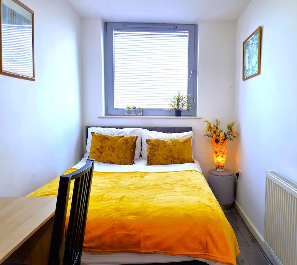 2 bedroom Central Flat with Parking view 3