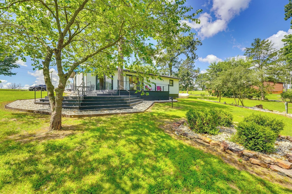 Near Table Rock Lake: Family Home w/ Deck & Views