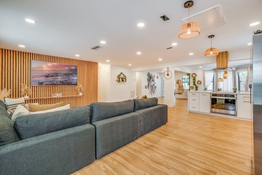 Fox Garden Luxury Boho Near Downtown & Beach 4 Bedroom Home