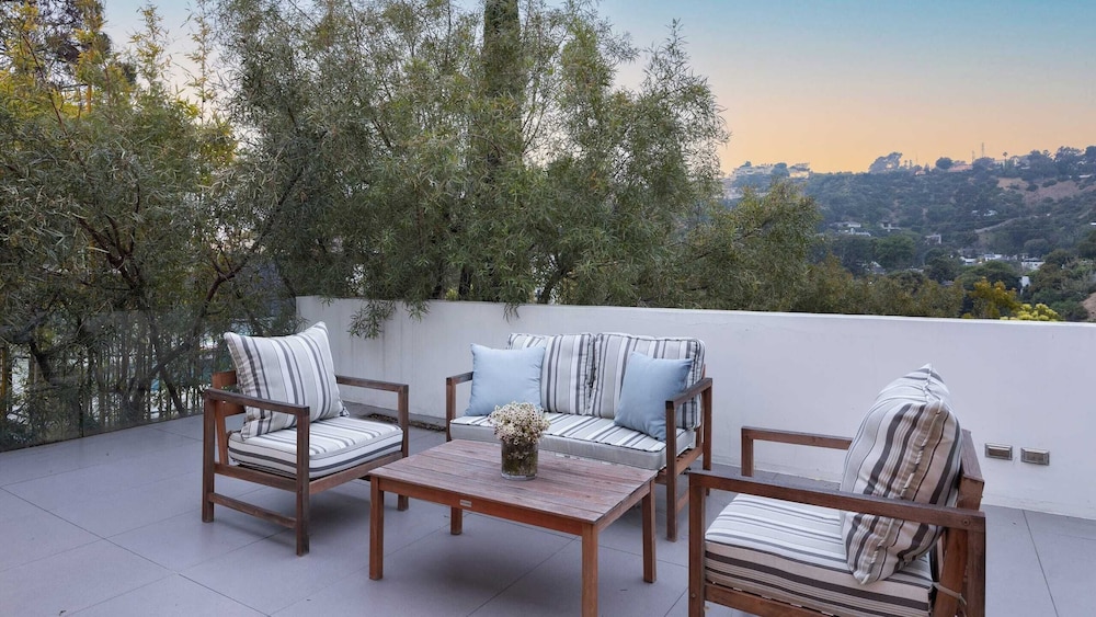 Hollywood Overlook by Avantstay Private Pool + Hot Tub Panoramic Views