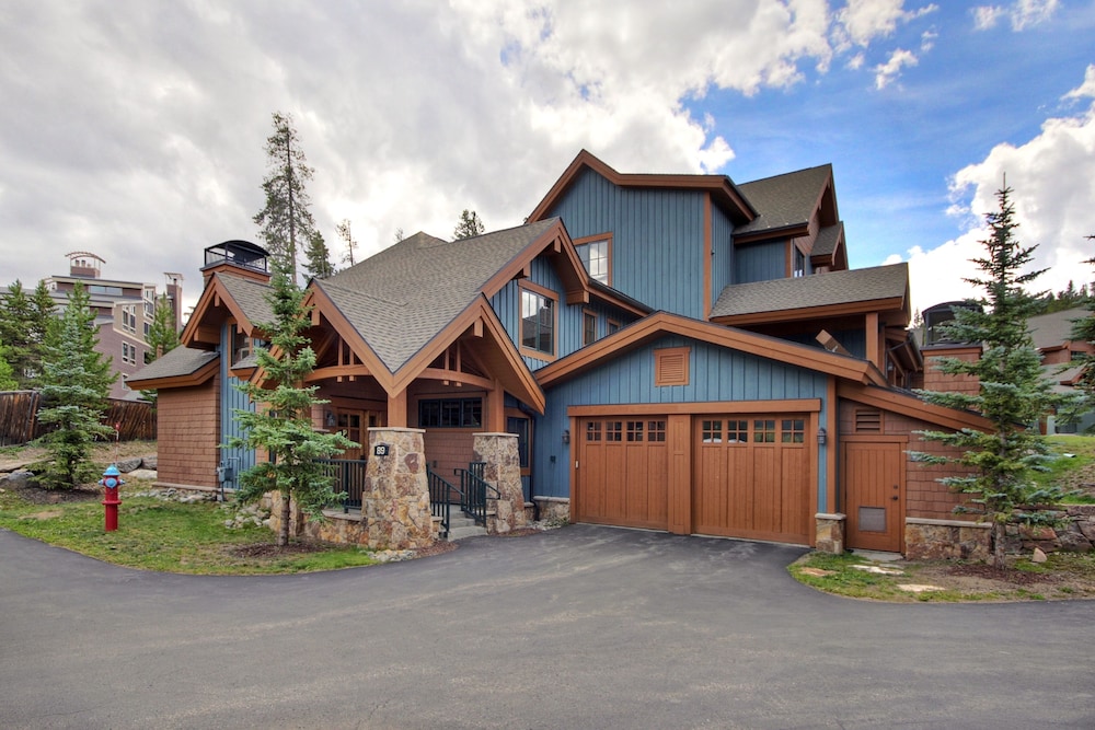Cosmopolitan Decor + Spacious 3br In Downtown Breck Sleeps 8 3 Bedroom Townhouse by RedAwning