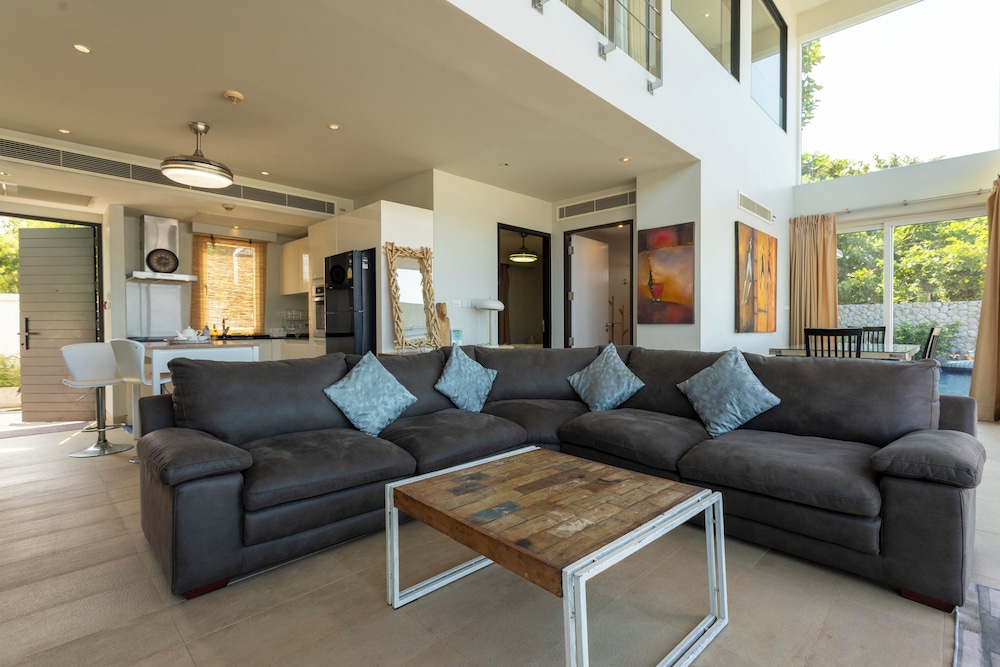 Built on the Beach 4BR 5star Resort V221