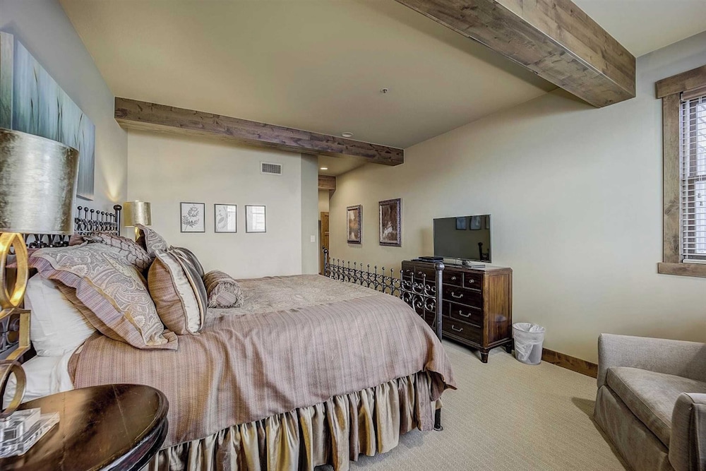 7 Condos, Ski-in/ski-out + Hot Tubs Sleeps 30 Mont Cervin by Avantstay