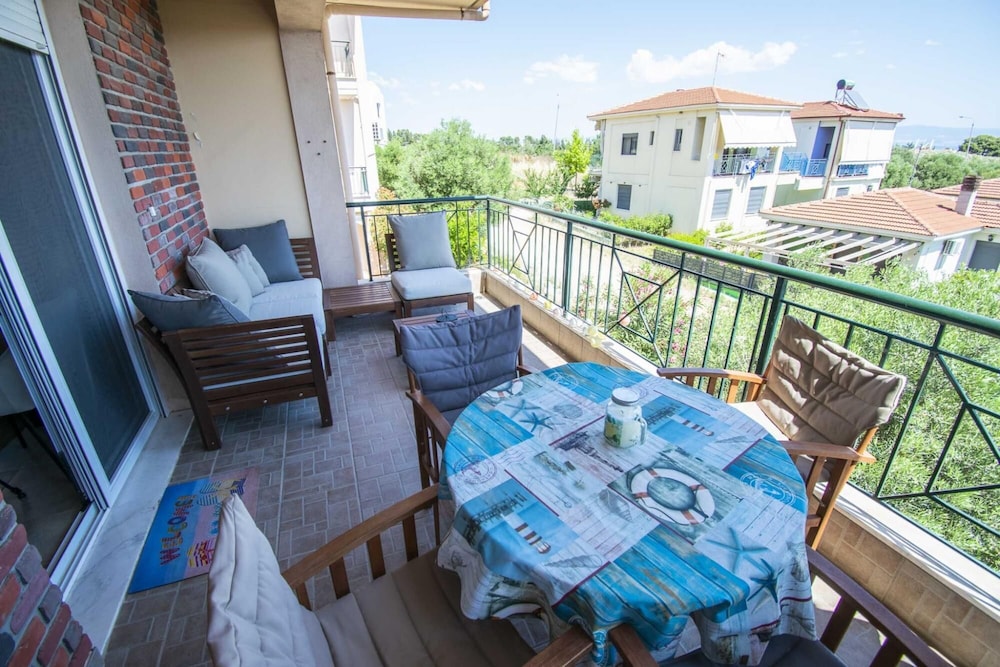 Long Seaview Apartment by Travelpro Services view 2