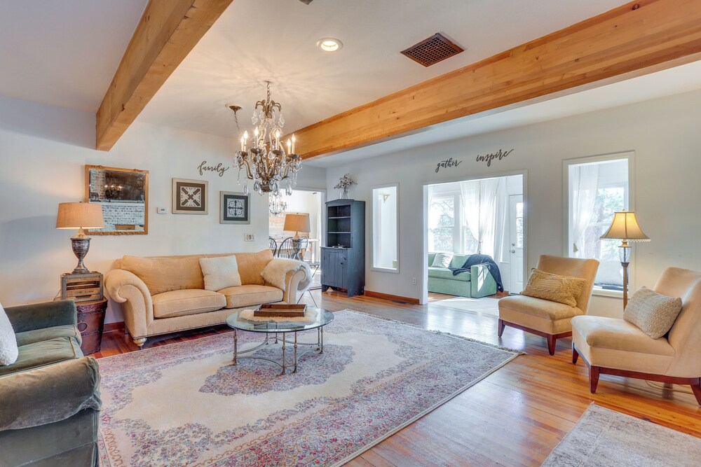 Vintage Farmhouse w/ Hot Tub in Larkspur