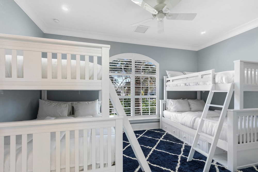 Marco Polo by Avantstay Waterfront 5bdr, Pool, Spa, Fire Pit, Walk to Beach