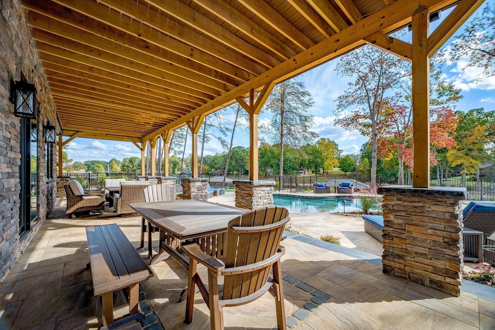 Black Bear Lodge by Avantstay Lakefront Dock Pool Theater Sleeps 20