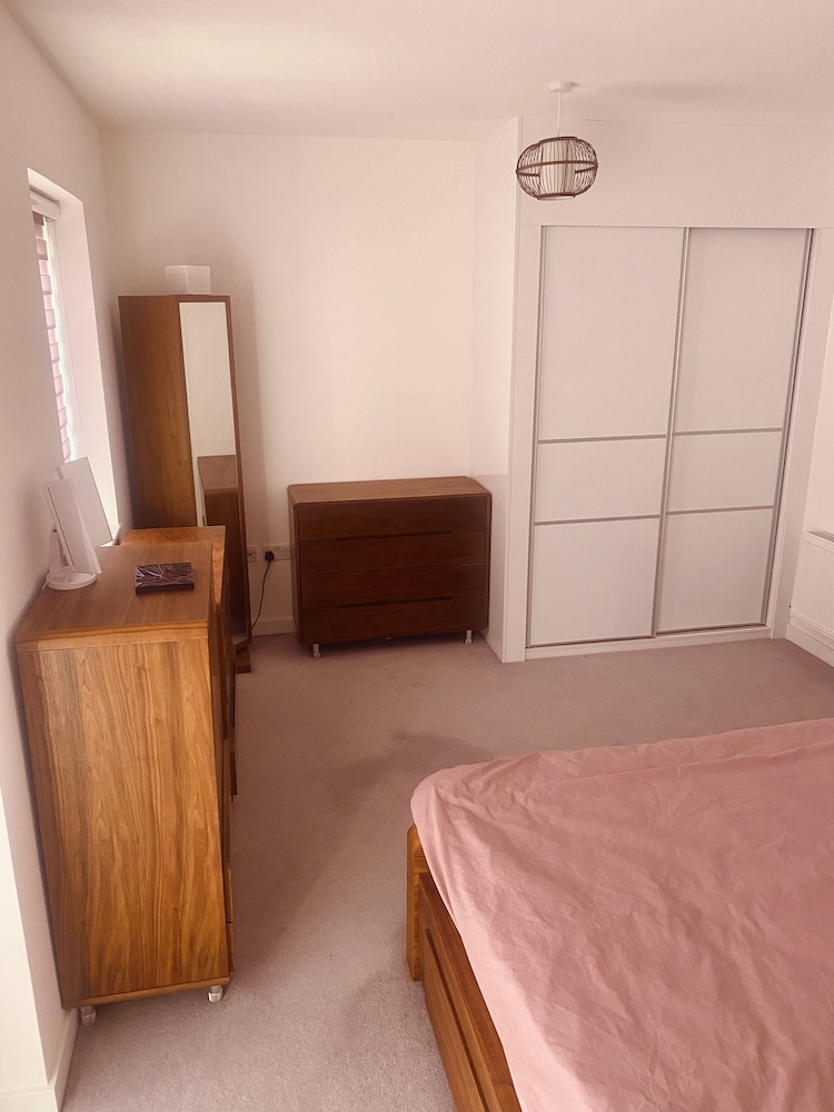 Luxorious 2-bedroom Townhouse in Carshalton view 3