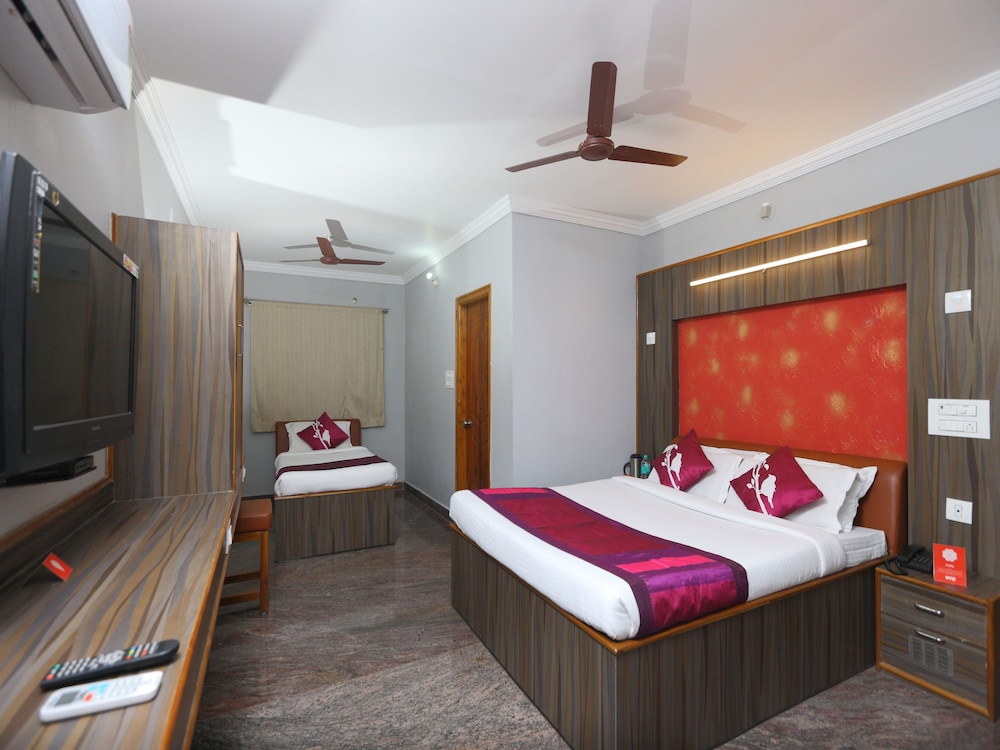 OYO 8828 Holidays Dollars Grand