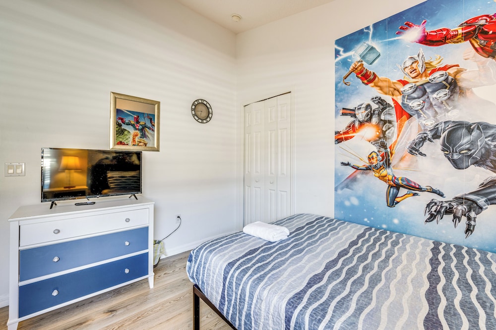10 Mi to Disney: Family Retreat w/ Game Room!