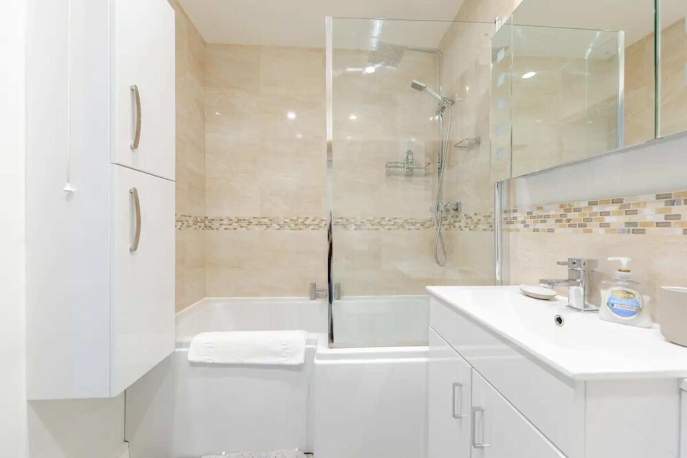 Serene 1BD Canal-side Flat w/ Terrace - Haggerston