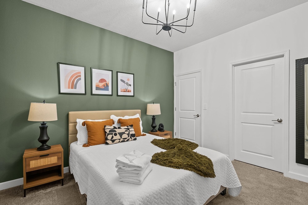 Amazing 4 Bedrooms Home With Pool Close to Disney