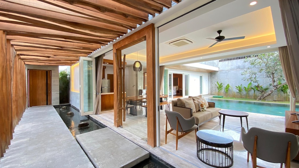 YY Villa Big Pool & Parking in Seminyak