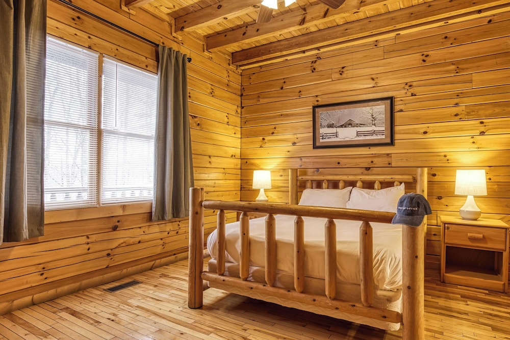 Hot Tub, Game Room, Movie Theater, View Sleeps 18 Lookout Lodge by Avantstay