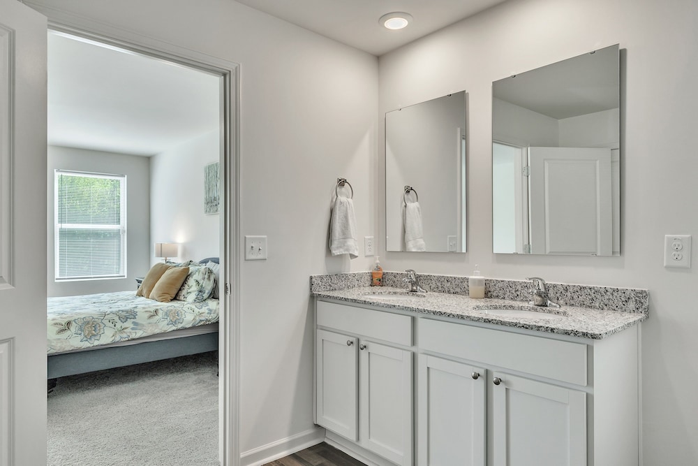 5br Pet Friendly Retreat With Garage Parking 5 Bedroom Home