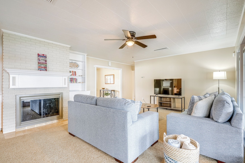 6 Mi to Legoland: Retreat w/ Pool & Fenced Yard