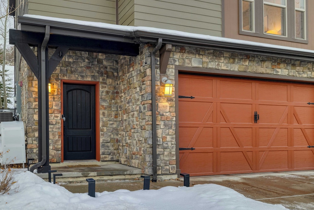 Abigail Drive Year-round Retreat w/ Hot Tub Near Trails + Historic Main St