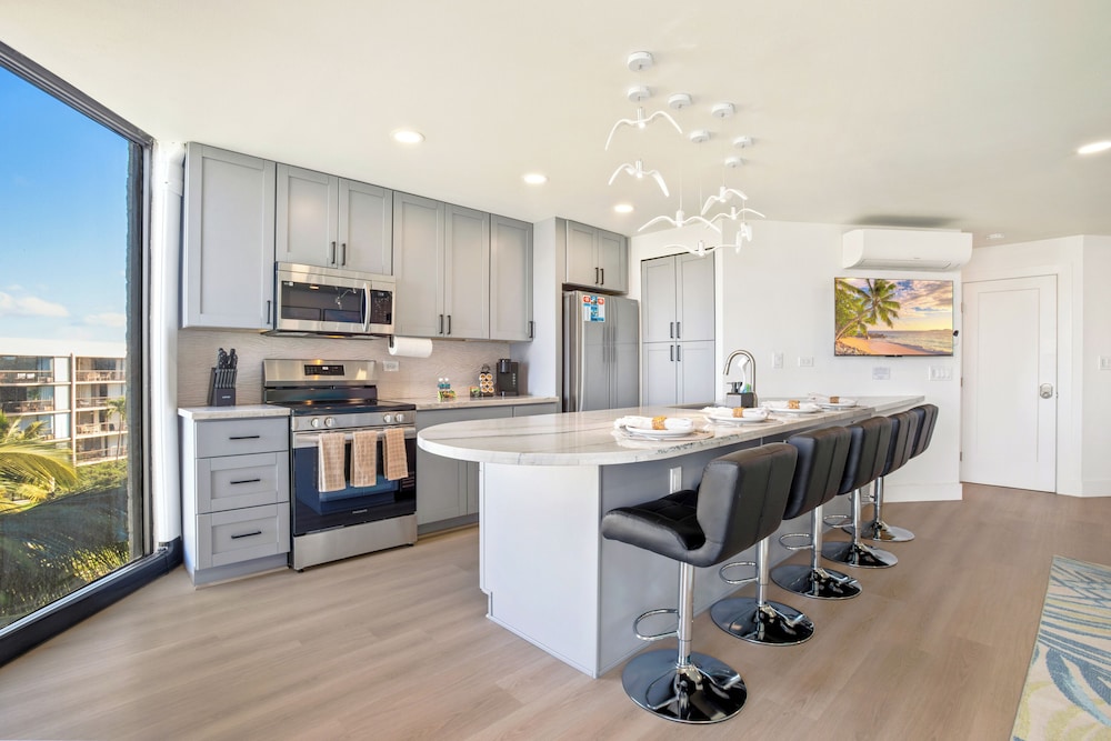 2BR/2BA Oceanfront Condo in Maui Sunset