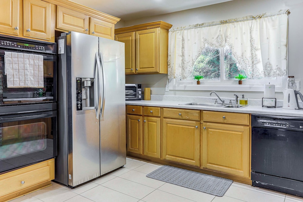 2 Mi to Airport: College Park Home w/ Grill!
