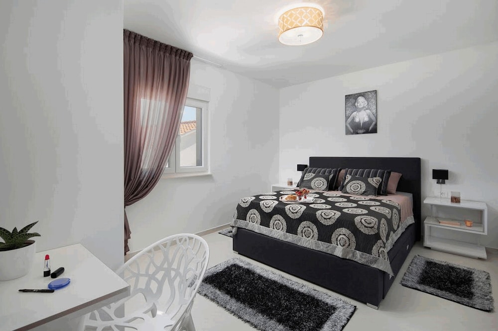 Apartments Vista Royal view 5